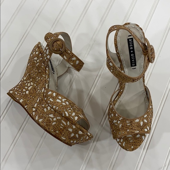 Alice + Olivia Shoes - Alice + Olivia Jana Wedge Platform Sandal - sz 38